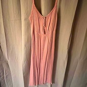 BLUSH MIDI dress with lace detail. WORN TWICE. LIKE NEW. Size: LARGE